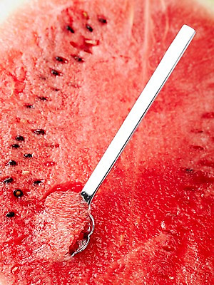 포토 JPG 스튜디오촬영 식기 열매 컬러 백그라운드 과일 식재료 여름음식 수박 수저 실내 근접촬영 사람없음 아웃포커스 빨간색 농작물 숟가락 달콤 시원함 수박씨 제철음식 제철과일 과채 국내포토 식물 음식 뷰포인트 농업 채소 촬영기법 씨앗 내부 맛 제철 파일형식 여름_계절