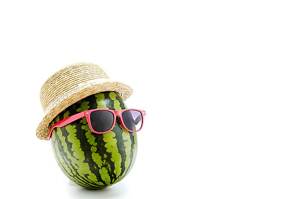 포토 JPG 스튜디오촬영 모자 열매 안경 얼굴 컬러 과일 식재료 여름음식 수박 실내 누끼 사람없음 빨간색 초록색 농작물 선글라스 달콤 시원함 한통 제철음식 제철과일 과채 국내포토 식물 1 잡화 음식 농업 채소 내부 신체부위 맛 제철 파일형식 여름_계절