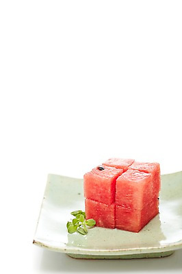 포토 JPG 스튜디오촬영 식기 접시 열매 컬러 과일 식재료 여름음식 수박 실내 누끼 사람없음 빨간색 농작물 달콤 시원함 담기 슬라이스 제철음식 제철과일 과채 국내포토 식물 음식 농업 채소 모션 내부 맛 제철 파일형식 여름_계절