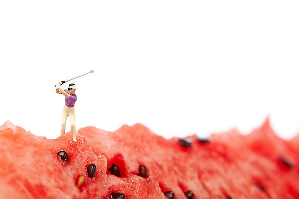 포토 JPG 스튜디오촬영 열매 인형 컬러 골프 과일 식재료 수박 실내 들기 누끼 근접촬영 사람없음 아웃포커스 빨간색 농작물 장난감 미니어처 피규어 골프채 달콤 시원함 수박씨 과채 국내포토 식물 뷰포인트 농업 채소 모션 골프용품 촬영기법 씨앗 내부 구기 모형 맛 파일형식