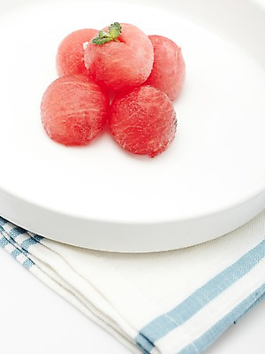 포토 JPG 스튜디오촬영 모양 식기 접시 열매 컬러 과일 식재료 여름음식 수박 실내 사람없음 빨간색 농작물 식탁보 달콤 시원함 담기 제철음식 제철과일 과채 국내포토 식물 음식 농업 채소 모션 내부 맛 제철 파일형식 여름_계절