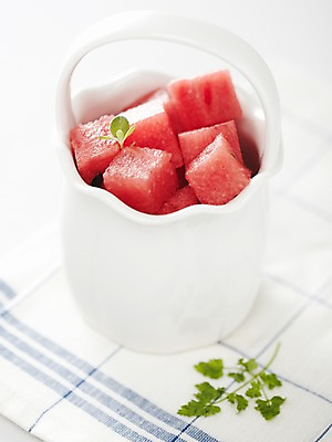 포토 JPG 스튜디오촬영 열매 컬러 과일 식재료 여름음식 수박 실내 근접촬영 사람없음 아웃포커스 빨간색 농작물 바구니 식탁보 달콤 시원함 담기 슬라이스 제철음식 제철과일 과채 국내포토 식물 음식 뷰포인트 농업 채소 모션 촬영기법 내부 맛 제철 파일형식 여름_계절