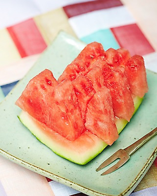 포토 JPG 스튜디오촬영 식기 접시 열매 컬러 포크 과일 식재료 여름음식 수박 실내 근접촬영 사람없음 아웃포커스 빨간색 농작물 껍질 식탁보 달콤 시원함 슬라이스 제철음식 제철과일 과채 국내포토 식물 음식 뷰포인트 농업 채소 촬영기법 내부 맛 제철 파일형식 여름_계절