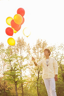 포토 JPG 주간 나무 식물 라이프스타일 공원 남자 여유 포즈 모션 휴식 한명 서기 미소 웃음 들기 사람 동양인 20대 성인 야외 앞모습 아웃포커스 캐주얼 소풍 한국인 상쾌 풍선 남자만 남자한명만 성인남자만 청년만 청년남자만 청년남자한명만 성인한명만 성인남자한명만 성인만 국내포토 자연요소 1 옷 공공시설 감정 뷰포인트 컨셉 촬영기법 표정 인종 청년 생활 야외활동 파일형식