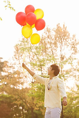 포토 JPG 주간 나무 식물 라이프스타일 공원 남자 여유 포즈 모션 휴식 한명 서기 미소 웃음 들기 사람 동양인 상반신 20대 성인 야외 옆모습 아웃포커스 캐주얼 소풍 한국인 올려보기 상쾌 풍선 남자만 남자한명만 성인남자만 청년만 청년남자만 청년남자한명만 성인한명만 성인남자한명만 성인만 국내포토 자연요소 1 옷 공공시설 감정 뷰포인트 컨셉 촬영기법 표정 인종 청년 생활 야외활동 파일형식