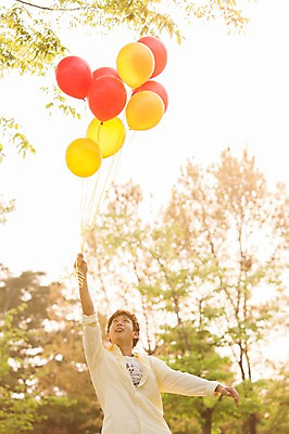 포토 JPG 주간 나무 식물 라이프스타일 공원 남자 여유 포즈 모션 휴식 한명 미소 웃음 들기 사람 동양인 상반신 20대 성인 야외 앞모습 아웃포커스 캐주얼 소풍 한국인 올려보기 상쾌 풍선 남자만 남자한명만 성인남자만 청년만 청년남자만 청년남자한명만 성인한명만 성인남자한명만 성인만 국내포토 자연요소 1 옷 공공시설 감정 뷰포인트 컨셉 촬영기법 표정 인종 청년 생활 야외활동 파일형식