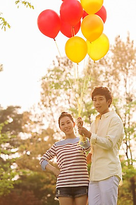 포토 JPG 주간 나무 식물 라이프스타일 커플 공원 여자 남자 여유 커플라이프 휴식 서기 미소 웃음 사람 동양인 상반신 20대 성인 야외 두명 앞모습 아웃포커스 소풍 한국인 상쾌 풍선 청년만 성인만 국내포토 자연요소 공공시설 감정 뷰포인트 컨셉 관계 모션 촬영기법 표정 인종 청년 생활 야외활동 파일형식