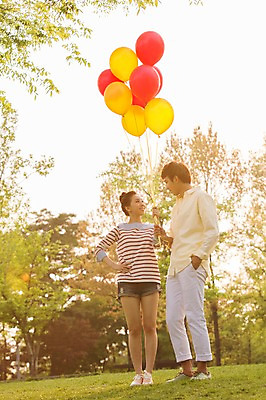 포토 JPG 주간 전신 나무 식물 라이프스타일 커플 공원 여자 남자 여유 커플라이프 휴식 서기 미소 웃음 사람 동양인 20대 성인 야외 두명 앞모습 소풍 마주보기 한국인 상쾌 풍선 청년만 성인만 국내포토 자연요소 공공시설 감정 뷰포인트 컨셉 관계 모션 표정 인종 청년 생활 야외활동 파일형식