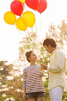 포토 JPG 주간 나무 식물 라이프스타일 커플 공원 여자 남자 여유 커플라이프 휴식 서기 미소 웃음 사람 동양인 상반신 20대 성인 야외 두명 아웃포커스 소풍 마주보기 한국인 상쾌 풍선 청년만 성인만 국내포토 자연요소 공공시설 감정 컨셉 관계 모션 촬영기법 표정 인종 청년 생활 야외활동 파일형식