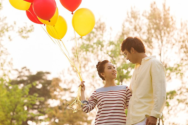 포토 JPG 주간 나무 식물 라이프스타일 커플 공원 여자 남자 여유 커플라이프 휴식 미소 웃음 사람 동양인 상반신 20대 성인 야외 두명 앞모습 아웃포커스 소풍 마주보기 한국인 상쾌 풍선 청년만 성인만 국내포토 자연요소 공공시설 감정 뷰포인트 컨셉 관계 모션 촬영기법 표정 인종 청년 생활 야외활동 파일형식