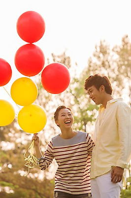 포토 JPG 주간 라이프스타일 커플 공원 여자 남자 여유 커플라이프 휴식 서기 미소 웃음 사람 동양인 상반신 20대 성인 야외 두명 앞모습 아웃포커스 소풍 한국인 상쾌 풍선 청년만 성인만 국내포토 자연요소 공공시설 감정 뷰포인트 컨셉 관계 모션 촬영기법 표정 인종 청년 생활 야외활동 파일형식