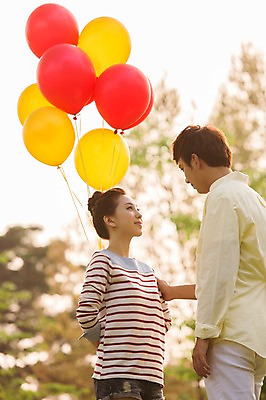 포토 JPG 주간 라이프스타일 커플 공원 여자 남자 여유 커플라이프 휴식 서기 미소 웃음 사람 동양인 상반신 20대 성인 야외 두명 옆모습 아웃포커스 소풍 마주보기 한국인 상쾌 풍선 청년만 성인만 국내포토 자연요소 공공시설 감정 뷰포인트 컨셉 관계 모션 촬영기법 표정 인종 청년 생활 야외활동 파일형식