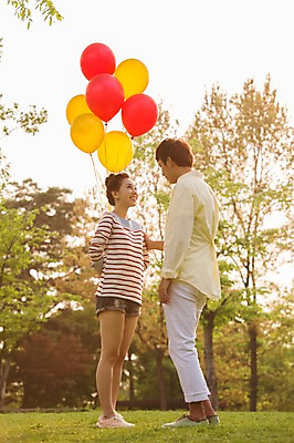 포토 JPG 주간 전신 나무 식물 라이프스타일 커플 공원 여자 남자 여유 커플라이프 휴식 서기 미소 웃음 사람 동양인 20대 성인 야외 두명 옆모습 소풍 마주보기 한국인 상쾌 풍선 청년만 성인만 국내포토 자연요소 공공시설 감정 뷰포인트 컨셉 관계 모션 표정 인종 청년 생활 야외활동 파일형식