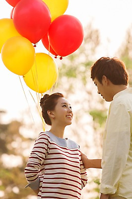 포토 JPG 주간 라이프스타일 커플 공원 여자 남자 여유 커플라이프 휴식 미소 웃음 사람 동양인 상반신 20대 성인 야외 두명 옆모습 아웃포커스 소풍 마주보기 한국인 상쾌 풍선 청년만 성인만 국내포토 자연요소 공공시설 감정 뷰포인트 컨셉 관계 모션 촬영기법 표정 인종 청년 생활 야외활동 파일형식