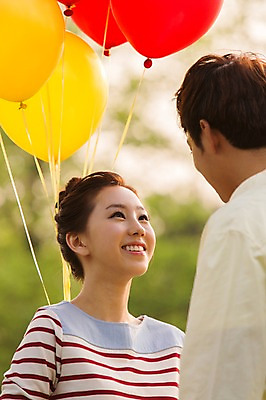 포토 JPG 주간 라이프스타일 커플 공원 여자 남자 여유 커플라이프 휴식 미소 웃음 사람 동양인 상반신 20대 성인 야외 두명 옆모습 아웃포커스 소풍 마주보기 한국인 상쾌 풍선 청년만 성인만 국내포토 자연요소 공공시설 감정 뷰포인트 컨셉 관계 모션 촬영기법 표정 인종 청년 생활 야외활동 파일형식