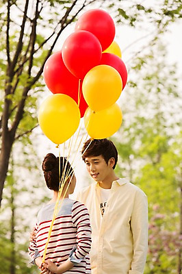 포토 JPG 주간 나무 식물 라이프스타일 커플 공원 여자 남자 여유 커플라이프 휴식 미소 웃음 사람 동양인 상반신 20대 성인 야외 두명 뒷모습 아웃포커스 소풍 마주보기 한국인 상쾌 풍선 청년만 성인만 국내포토 자연요소 공공시설 감정 뷰포인트 컨셉 관계 모션 촬영기법 표정 인종 청년 생활 야외활동 파일형식