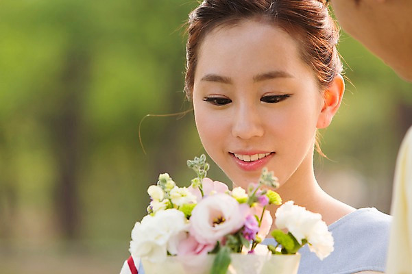 포토 JPG 주간 라이프스타일 커플 공원 여자 남자 꽃 여유 꽃다발 커플라이프 휴식 선물 미소 웃음 사람 동양인 상반신 20대 성인 야외 두명 아웃포커스 소풍 한국인 상쾌 청년만 성인만 국내포토 자연요소 식물 공공시설 감정 컨셉 관계 촬영기법 표정 인종 청년 생활 야외활동 파일형식