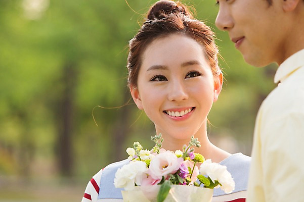포토 JPG 주간 라이프스타일 커플 공원 여자 남자 꽃 여유 꽃다발 커플라이프 휴식 선물 미소 웃음 사람 동양인 상반신 20대 성인 야외 두명 아웃포커스 소풍 한국인 상쾌 청년만 성인만 국내포토 자연요소 식물 공공시설 감정 컨셉 관계 촬영기법 표정 인종 청년 생활 야외활동 파일형식