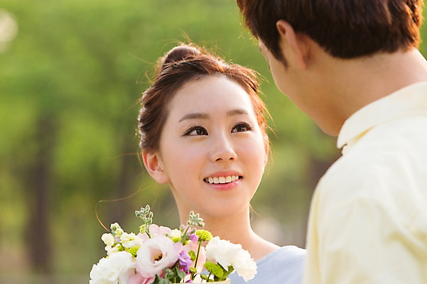 포토 JPG 주간 라이프스타일 커플 공원 여자 남자 꽃 여유 꽃다발 커플라이프 휴식 선물 미소 웃음 사람 동양인 상반신 20대 성인 야외 두명 아웃포커스 소풍 마주보기 한국인 상쾌 청년만 성인만 국내포토 자연요소 식물 공공시설 감정 컨셉 관계 모션 촬영기법 표정 인종 청년 생활 야외활동 파일형식