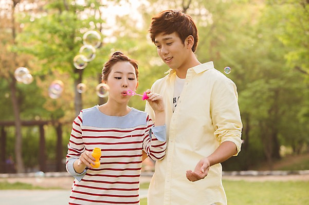 포토 JPG 주간 라이프스타일 커플 공원 여자 남자 여유 커플라이프 놀이 휴식 미소 웃음 사람 동양인 상반신 20대 성인 야외 두명 앞모습 아웃포커스 소풍 한국인 비눗방울 불기 상쾌 청년만 성인만 국내포토 자연요소 공공시설 감정 뷰포인트 컨셉 관계 모션 촬영기법 표정 인종 청년 생활 야외활동 파일형식