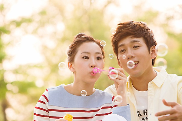 포토 JPG 주간 라이프스타일 커플 공원 여자 남자 여유 커플라이프 놀이 휴식 미소 웃음 사람 동양인 상반신 20대 성인 야외 두명 앞모습 아웃포커스 소풍 한국인 비눗방울 불기 상쾌 청년만 성인만 국내포토 자연요소 공공시설 감정 뷰포인트 컨셉 관계 모션 촬영기법 표정 인종 청년 생활 야외활동 파일형식