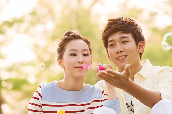 포토 JPG 주간 라이프스타일 커플 공원 여자 남자 여유 커플라이프 놀이 휴식 미소 웃음 사람 앉기 동양인 상반신 20대 성인 야외 두명 앞모습 아웃포커스 소풍 한국인 비눗방울 불기 상쾌 청년만 성인만 국내포토 자연요소 공공시설 감정 뷰포인트 컨셉 관계 모션 촬영기법 표정 인종 청년 생활 야외활동 파일형식