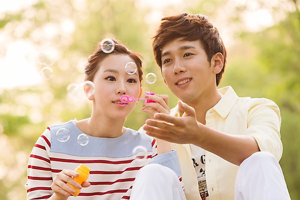 포토 JPG 주간 라이프스타일 커플 공원 여자 남자 여유 커플라이프 놀이 휴식 미소 웃음 사람 앉기 동양인 상반신 20대 성인 야외 두명 앞모습 아웃포커스 소풍 한국인 비눗방울 불기 상쾌 청년만 성인만 국내포토 자연요소 공공시설 감정 뷰포인트 컨셉 관계 모션 촬영기법 표정 인종 청년 생활 야외활동 파일형식