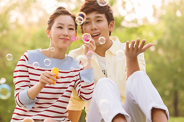 포토 JPG 주간 라이프스타일 커플 공원 여자 남자 여유 커플라이프 놀이 휴식 미소 웃음 사람 앉기 동양인 20대 성인 야외 두명 앞모습 아웃포커스 소풍 한국인 비눗방울 불기 상쾌 청년만 성인만 국내포토 자연요소 공공시설 감정 뷰포인트 컨셉 관계 모션 촬영기법 표정 인종 청년 생활 야외활동 파일형식