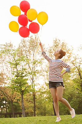 포토 JPG 주간 전신 나무 식물 라이프스타일 공원 여자 여유 허리손 포즈 모션 휴식 한명 서기 미소 웃음 들기 사람 동양인 20대 성인 야외 앞모습 캐주얼 소풍 한국인 올려보기 즐거움 상쾌 풍선 여자만 여자한명만 성인여자만 청년만 청년여자만 성인한명만 청년여자한명만 성인여자한명만 성인만 국내포토 자연요소 1 옷 공공시설 감정 뷰포인트 컨셉 표정 인종 청년 생활 야외활동 파일형식