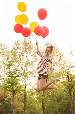 포토 JPG 주간 전신 나무 식물 라이프스타일 공원 여자 여유 포즈 모션 휴식 한명 미소 웃음 들기 사람 동양인 20대 성인 야외 앞모습 캐주얼 달리기 소풍 점프 한국인 즐거움 상쾌 풍선 여자만 여자한명만 성인여자만 청년만 청년여자만 성인한명만 청년여자한명만 성인여자한명만 성인만 국내포토 자연요소 1 옷 공공시설 감정 뷰포인트 컨셉 표정 인종 청년 생활 야외활동 파일형식