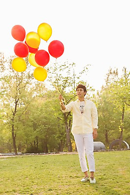 포토 JPG 주간 전신 나무 식물 라이프스타일 공원 남자 여유 포즈 모션 휴식 한명 서기 미소 웃음 들기 사람 동양인 20대 성인 야외 앞모습 캐주얼 소풍 한국인 상쾌 풍선 남자만 남자한명만 성인남자만 청년만 청년남자만 청년남자한명만 성인한명만 성인남자한명만 성인만 국내포토 자연요소 1 옷 공공시설 감정 뷰포인트 컨셉 표정 인종 청년 생활 야외활동 파일형식