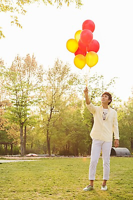 포토 JPG 주간 전신 나무 식물 라이프스타일 공원 남자 여유 포즈 모션 휴식 한명 서기 미소 웃음 들기 사람 동양인 20대 성인 야외 앞모습 캐주얼 소풍 한국인 올려보기 상쾌 풍선 남자만 남자한명만 성인남자만 청년만 청년남자만 청년남자한명만 성인한명만 성인남자한명만 성인만 국내포토 자연요소 1 옷 공공시설 감정 뷰포인트 컨셉 표정 인종 청년 생활 야외활동 파일형식