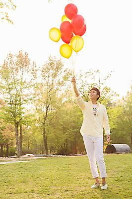 포토 JPG 주간 전신 나무 식물 라이프스타일 공원 남자 여유 포즈 모션 휴식 한명 서기 미소 웃음 들기 사람 동양인 20대 성인 야외 앞모습 캐주얼 소풍 한국인 올려보기 상쾌 풍선 남자만 남자한명만 성인남자만 청년만 청년남자만 청년남자한명만 성인한명만 성인남자한명만 성인만 국내포토 자연요소 1 옷 공공시설 감정 뷰포인트 컨셉 표정 인종 청년 생활 야외활동 파일형식