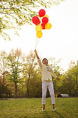 포토 JPG 주간 전신 나무 식물 라이프스타일 공원 남자 여유 포즈 모션 휴식 한명 미소 웃음 들기 사람 동양인 20대 성인 야외 앞모습 캐주얼 달리기 소풍 점프 한국인 올려보기 상쾌 풍선 남자만 남자한명만 성인남자만 청년만 청년남자만 청년남자한명만 성인한명만 성인남자한명만 성인만 국내포토 자연요소 1 옷 공공시설 감정 뷰포인트 컨셉 표정 인종 청년 생활 야외활동 파일형식