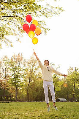 포토 JPG 주간 전신 나무 식물 라이프스타일 공원 남자 여유 포즈 모션 휴식 한명 미소 웃음 들기 사람 동양인 20대 성인 야외 앞모습 캐주얼 달리기 소풍 점프 한국인 올려보기 상쾌 풍선 남자만 남자한명만 성인남자만 청년만 청년남자만 청년남자한명만 성인한명만 성인남자한명만 성인만 국내포토 자연요소 1 옷 공공시설 감정 뷰포인트 컨셉 표정 인종 청년 생활 야외활동 파일형식