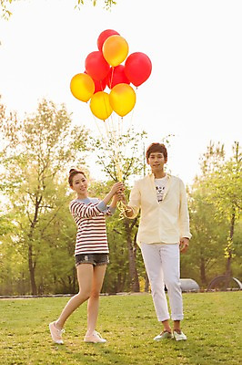 포토 JPG 주간 전신 나무 식물 라이프스타일 커플 공원 여자 남자 여유 커플라이프 휴식 서기 미소 웃음 사람 동양인 잔디 20대 성인 야외 두명 앞모습 소풍 한국인 상쾌 풍선 청년만 성인만 국내포토 자연요소 공공시설 감정 뷰포인트 컨셉 관계 모션 표정 인종 청년 생활 야외활동 파일형식