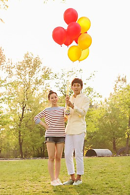 포토 JPG 주간 전신 나무 식물 라이프스타일 커플 공원 여자 남자 여유 커플라이프 휴식 서기 미소 웃음 사람 동양인 잔디 20대 성인 야외 두명 앞모습 소풍 한국인 상쾌 풍선 청년만 성인만 국내포토 자연요소 공공시설 감정 뷰포인트 컨셉 관계 모션 표정 인종 청년 생활 야외활동 파일형식