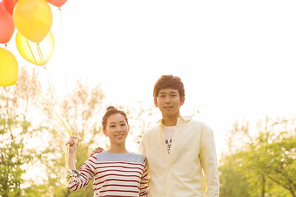 포토 JPG 주간 나무 식물 라이프스타일 커플 공원 여자 남자 여유 커플라이프 휴식 미소 웃음 사람 동양인 상반신 20대 성인 야외 두명 앞모습 아웃포커스 소풍 한국인 상쾌 풍선 청년만 성인만 국내포토 자연요소 공공시설 감정 뷰포인트 컨셉 관계 촬영기법 표정 인종 청년 생활 야외활동 파일형식