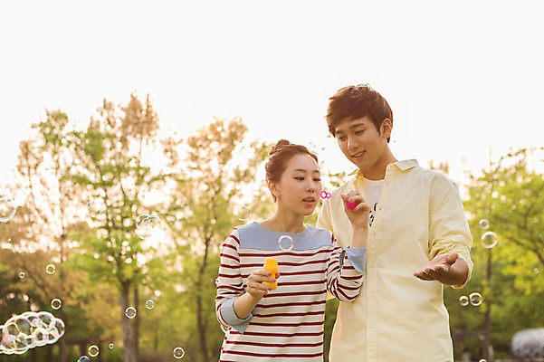 포토 JPG 주간 나무 식물 라이프스타일 커플 공원 여자 남자 여유 커플라이프 놀이 휴식 미소 웃음 사람 동양인 상반신 20대 성인 야외 두명 앞모습 아웃포커스 소풍 한국인 비눗방울 불기 상쾌 청년만 성인만 국내포토 자연요소 공공시설 감정 뷰포인트 컨셉 관계 모션 촬영기법 표정 인종 청년 생활 야외활동 파일형식
