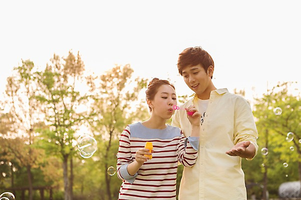포토 JPG 주간 나무 식물 라이프스타일 커플 공원 여자 남자 여유 커플라이프 놀이 휴식 미소 웃음 사람 동양인 상반신 20대 성인 야외 두명 앞모습 아웃포커스 소풍 한국인 비눗방울 불기 상쾌 청년만 성인만 국내포토 자연요소 공공시설 감정 뷰포인트 컨셉 관계 모션 촬영기법 표정 인종 청년 생활 야외활동 파일형식