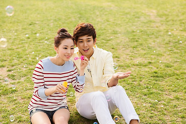 포토 JPG 주간 라이프스타일 커플 공원 여자 남자 여유 커플라이프 놀이 휴식 미소 웃음 사람 앉기 동양인 잔디 20대 성인 야외 두명 앞모습 소풍 한국인 비눗방울 불기 상쾌 청년만 성인만 국내포토 자연요소 식물 공공시설 감정 뷰포인트 컨셉 관계 모션 표정 인종 청년 생활 야외활동 파일형식