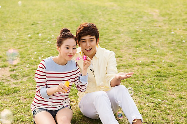 포토 JPG 주간 라이프스타일 커플 공원 여자 남자 여유 커플라이프 놀이 휴식 미소 웃음 사람 앉기 동양인 잔디 20대 성인 야외 두명 앞모습 소풍 한국인 비눗방울 불기 상쾌 청년만 성인만 국내포토 자연요소 식물 공공시설 감정 뷰포인트 컨셉 관계 모션 표정 인종 청년 생활 야외활동 파일형식
