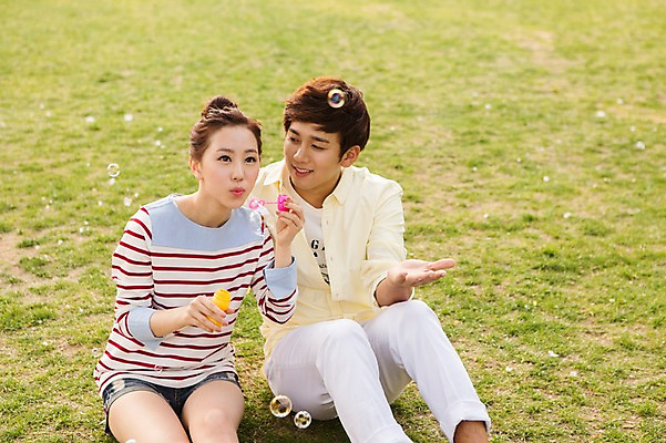 포토 JPG 주간 라이프스타일 커플 공원 여자 남자 여유 커플라이프 놀이 휴식 미소 웃음 사람 앉기 동양인 잔디 20대 성인 야외 두명 앞모습 소풍 한국인 비눗방울 불기 상쾌 청년만 성인만 국내포토 자연요소 식물 공공시설 감정 뷰포인트 컨셉 관계 모션 표정 인종 청년 생활 야외활동 파일형식