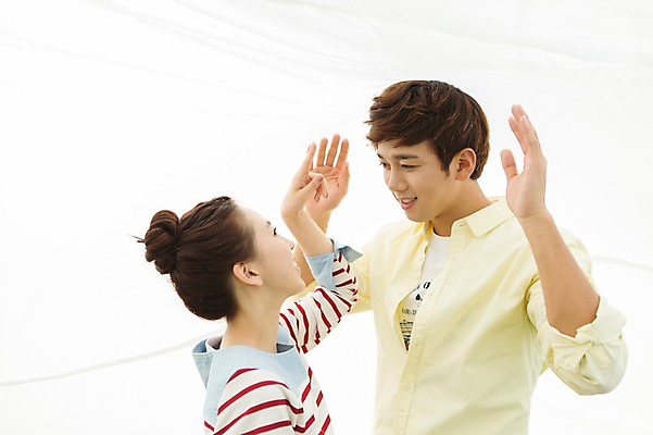 포토 JPG 주간 라이프스타일 커플 여자 남자 여유 커플라이프 장난 놀이 휴식 미소 웃음 사람 동양인 상반신 20대 성인 야외 두명 옆모습 소풍 마주보기 한국인 천 상쾌 청년만 성인만 국내포토 자연요소 감정 뷰포인트 컨셉 관계 모션 표정 인종 청년 생활 야외활동 직물 파일형식