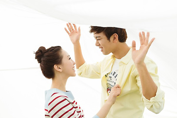 포토 JPG 주간 라이프스타일 커플 여자 남자 여유 커플라이프 장난 놀이 휴식 미소 웃음 사람 동양인 상반신 20대 성인 야외 두명 옆모습 소풍 마주보기 한국인 천 상쾌 청년만 성인만 국내포토 자연요소 감정 뷰포인트 컨셉 관계 모션 표정 인종 청년 생활 야외활동 직물 파일형식