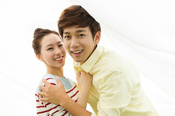 포토 JPG 주간 라이프스타일 커플 여자 남자 여유 커플라이프 장난 놀이 휴식 미소 웃음 사람 동양인 상반신 20대 성인 야외 두명 옆모습 소풍 한국인 천 상쾌 청년만 성인만 국내포토 자연요소 감정 뷰포인트 컨셉 관계 표정 인종 청년 생활 야외활동 직물 파일형식