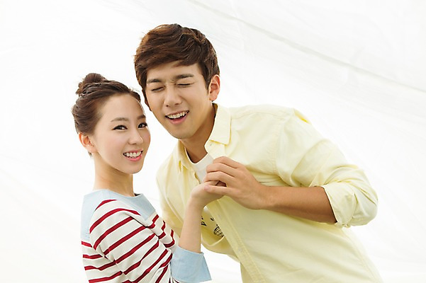 포토 JPG 주간 라이프스타일 커플 여자 남자 여유 커플라이프 장난 놀이 휴식 미소 웃음 사람 동양인 상반신 20대 성인 야외 두명 소풍 한국인 천 상쾌 청년만 성인만 국내포토 자연요소 감정 컨셉 관계 표정 인종 청년 생활 야외활동 직물 파일형식