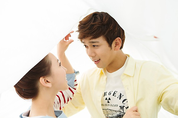 포토 JPG 주간 라이프스타일 커플 여자 남자 여유 커플라이프 장난 놀이 휴식 미소 웃음 사람 동양인 상반신 20대 성인 야외 두명 옆모습 소풍 마주보기 한국인 천 상쾌 청년만 성인만 국내포토 자연요소 감정 뷰포인트 컨셉 관계 모션 표정 인종 청년 생활 야외활동 직물 파일형식