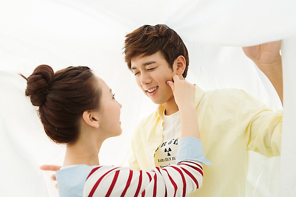 포토 JPG 주간 라이프스타일 커플 여자 남자 여유 커플라이프 장난 놀이 휴식 미소 웃음 사람 동양인 상반신 20대 성인 야외 두명 소풍 마주보기 눈감음 한국인 천 상쾌 청년만 성인만 국내포토 자연요소 감정 컨셉 관계 모션 표정 인종 청년 생활 야외활동 직물 파일형식