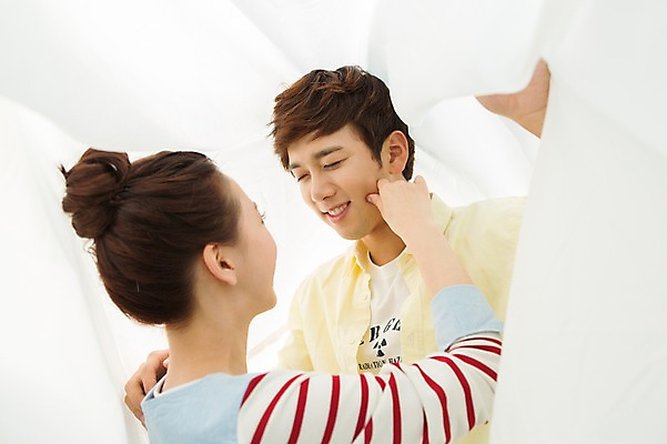 포토 JPG 주간 라이프스타일 커플 여자 남자 여유 커플라이프 장난 놀이 휴식 미소 웃음 사람 동양인 상반신 20대 성인 야외 두명 소풍 마주보기 눈감음 한국인 천 상쾌 청년만 성인만 국내포토 자연요소 감정 컨셉 관계 모션 표정 인종 청년 생활 야외활동 직물 파일형식